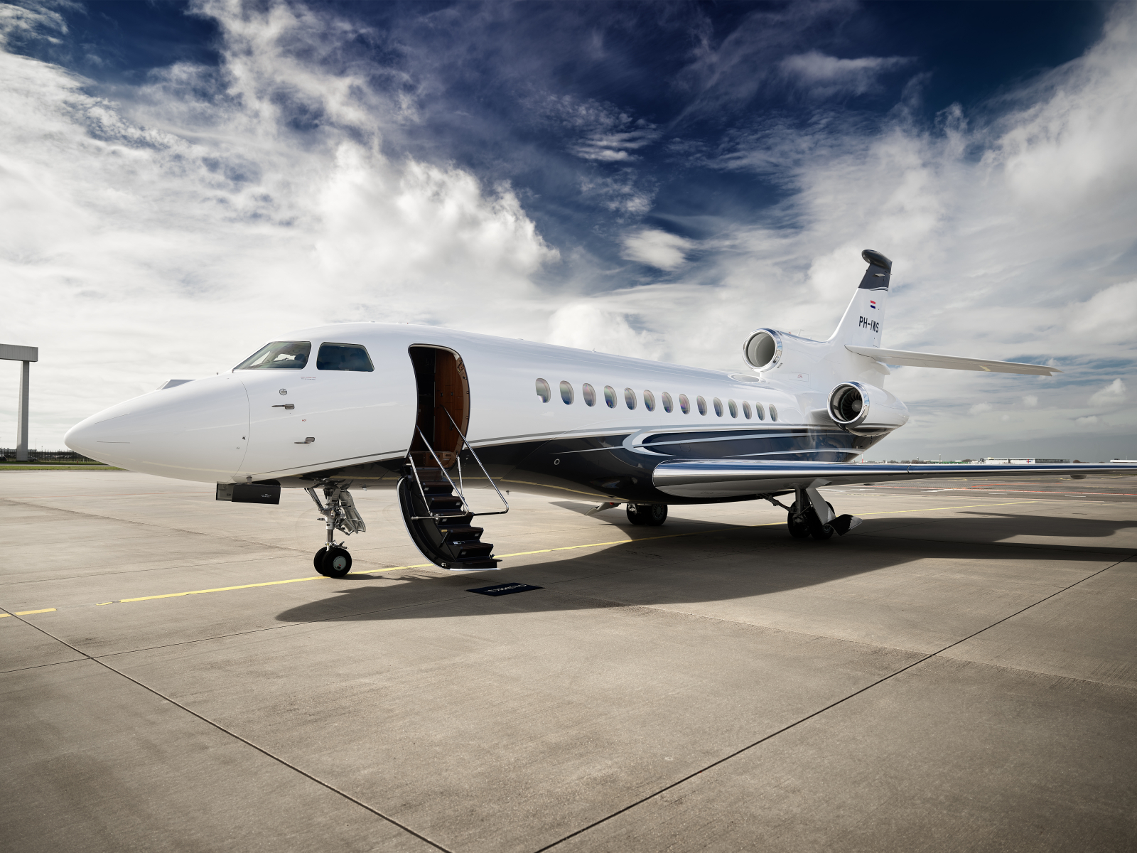 Falcon 7X PH IWS exterior Exxaero the private jet company 1